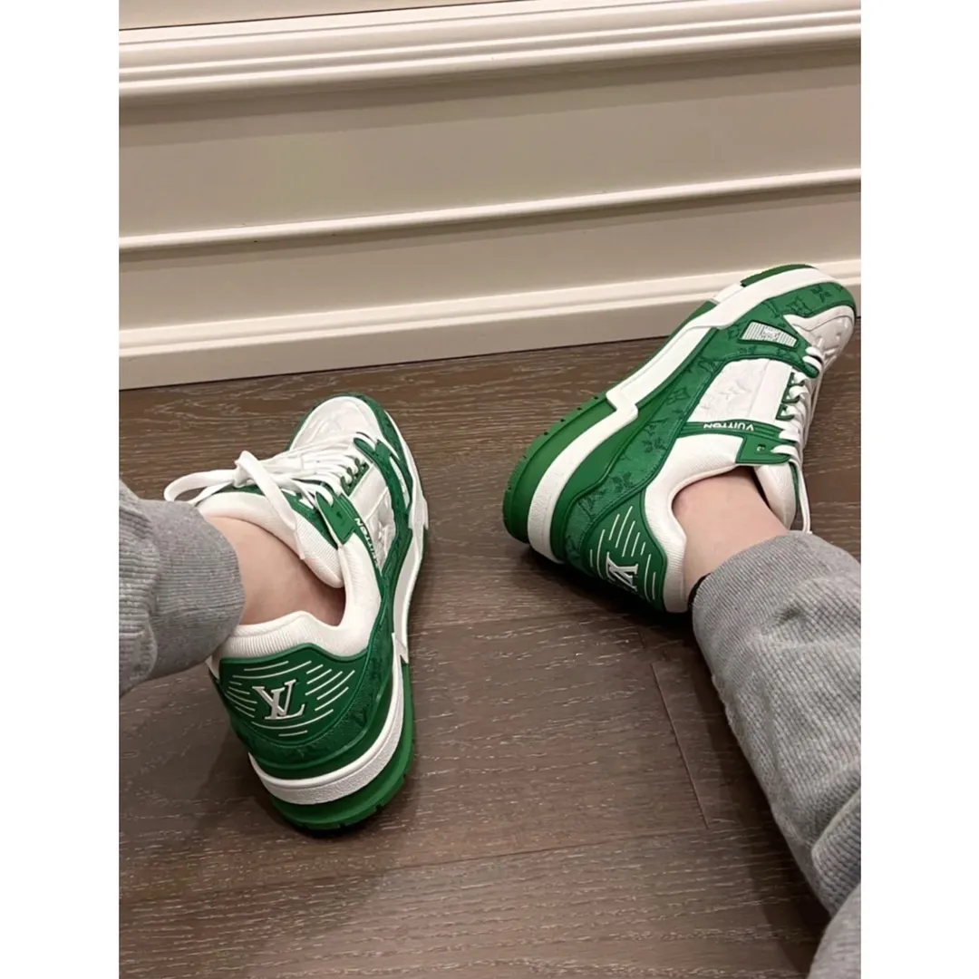 👟👟Ex-factory price 840👟👟 Women's Shoes Factory Purchasing Level ✈️ LV Trainer Latest Series of Couple's Sports Shoes Super Handsome Denim New Style, Very Good-looking ~ A must-have item for fashionistas Top-notch embossed grained calf leather on the upper Original molded T👟👟Ex-factory price U outsole, same texture as the original version Please look for our quality Please pay attention to distinguish the currency materials on the market Men's size: 39-45 Women's size: 35-40 ⚠️Full set of packaging (exclusive z👟👟factory price level anti-theft buckle cannot be sold once disassembled)